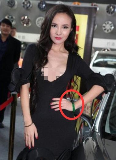 她是国内尺度最大的车模,戴价值2亿手镯,黑历史让人难以琢磨