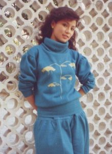 ​翁美玲生前旧影，甜美编发搭配清新吊带裙，图四撩发最为迷人！