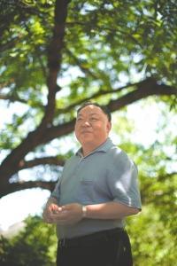 网红“80后白发干部”李忠凯:尽心为公 无意染白发