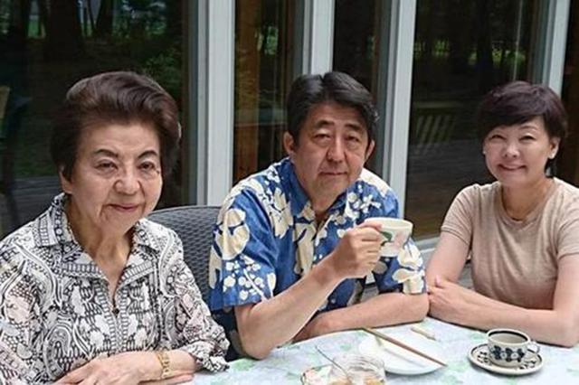 安倍晋三的妻子简介(安倍晋三身后的2个女人)(9)
