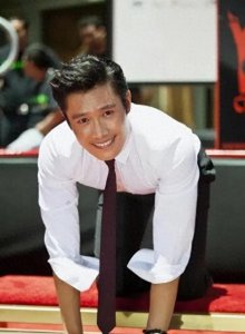 ​李秉宪：光环下的争议人生，与亲妹关系被质疑，妻子孕期出轨