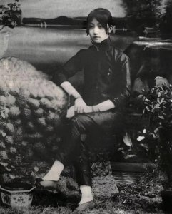 ​她是上海锦江饭店创始人，被军督从青楼救出后，执意要和丈夫离婚