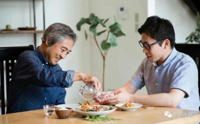 ​老部长退休回单位开中秋茶话会，备受冷落想要车回家，办公室主任让他打车，次