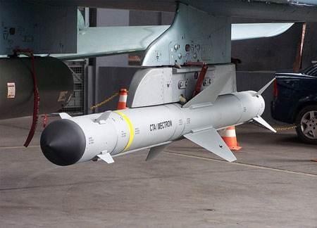 巴铁枭龙挂载MIR-1导弹，单价超过100万美金，最大射程仅30公里