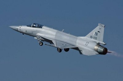 ​巴铁枭龙挂载MIR-1导弹，单价超过100万美金，最大射程仅30公里