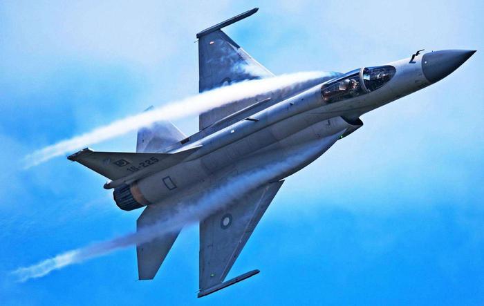 巴铁枭龙挂载MIR-1导弹，单价超过100万美金，最大射程仅30公里