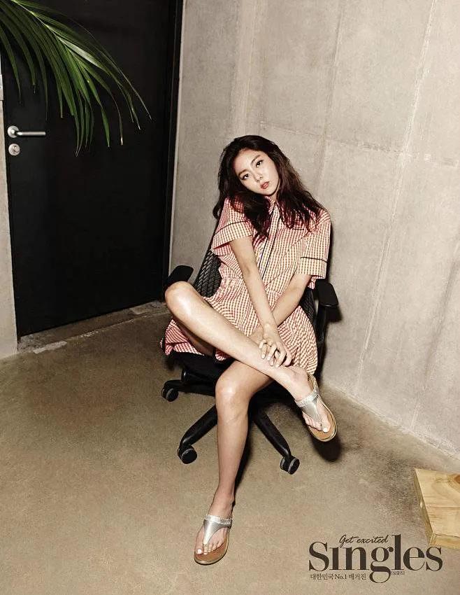 韩国女星uie最新画报写真，脸型大变样，身材更加苗条性感
