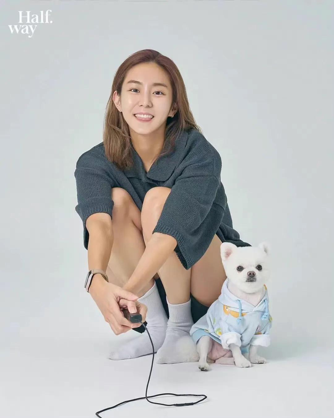 韩国女星uie最新画报写真，脸型大变样，身材更加苗条性感