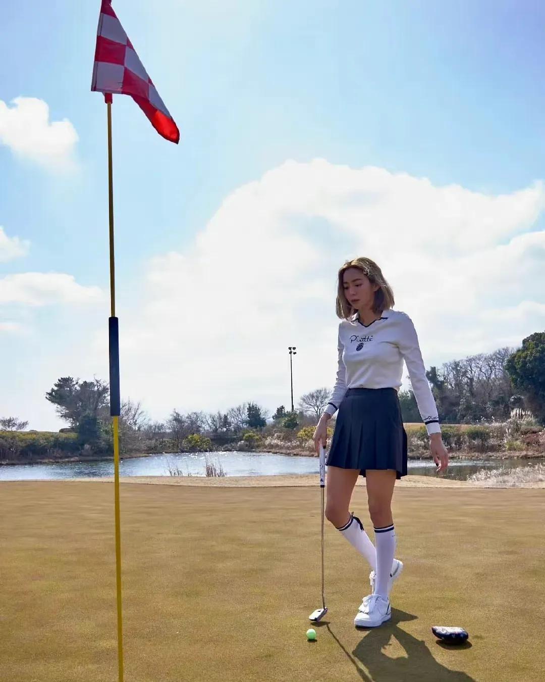 韩国女星uie最新画报写真，脸型大变样，身材更加苗条性感