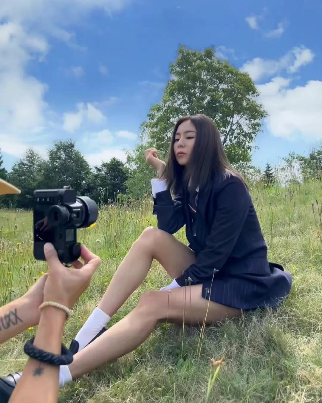 韩国女星uie最新画报写真，脸型大变样，身材更加苗条性感