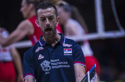 ​决赛迎战巴西女排！塞尔维亚主帅未提“替妻报仇”，做好苦战准备
