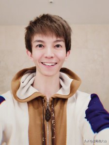 ​郭敬明矮是因为小时候得病导致的，大家也不要黑了