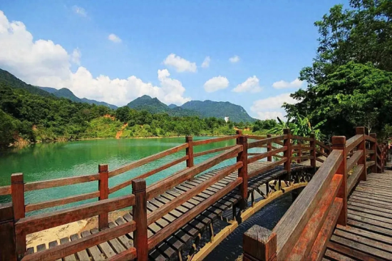 白水寨(白水寨被誉为瑰丽翡翠)