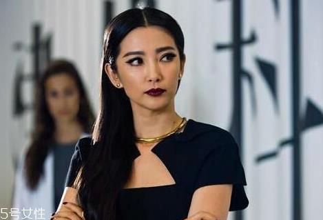 紫外光中毒妆怎么画 酷炫暗黑风中毒妆教程 紫外光中毒妆怎么画 酷炫暗黑风中毒妆教程