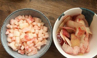 ​桃子皮煮水会变色,桃子能不能煮着吃