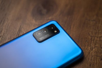 ​荣耀60pro和荣耀70哪个好 老人用(荣耀60pro和华为nova7pro哪个好)