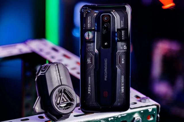 骁龙8+满级魔王红魔7s开箱图赏（2025下半年最帅游戏手机）(1)