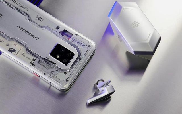 骁龙8+满级魔王红魔7s开箱图赏（2025下半年最帅游戏手机）(2)