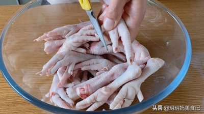 ​柠檬泡爪的做法家常（网红柠檬泡椒鸡爪：在家做非常简单，记住这3点，酸辣开