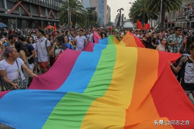 ​你知道金星手里的彩虹旗的由来吗？