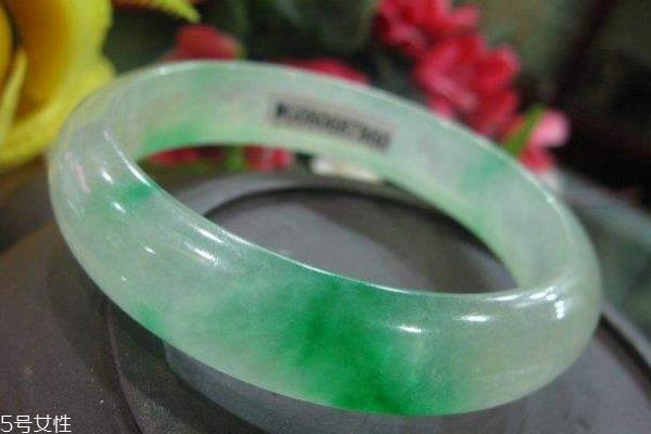 巴山玉手镯多少钱 看手镯等级