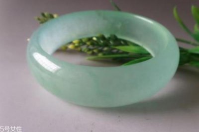 ​巴山玉手镯多少钱 看手镯等级