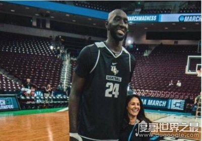 ​nba现役最高球员，塔科·法尔身高2.31米(加盟凯尔特人)