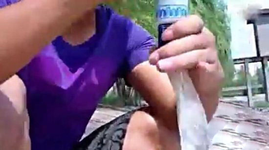 男子用避孕套取火 接下来一幕让所有人吃惊（图）