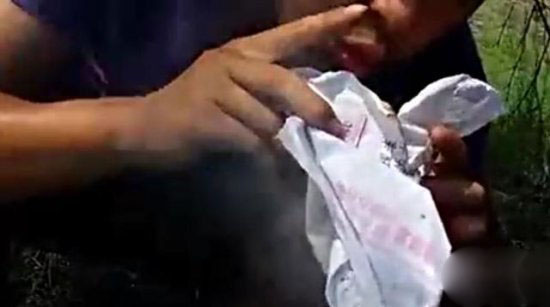 男子用避孕套取火 接下来一幕让所有人吃惊（图）