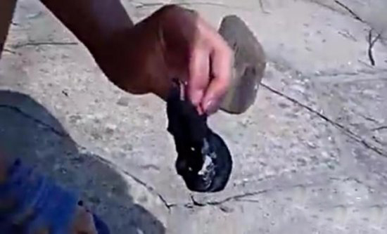 男子用避孕套取火 接下来一幕让所有人吃惊（图）