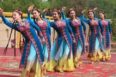 ​维吾尔族的民族服装是怎样的?有着什么样的特色?
