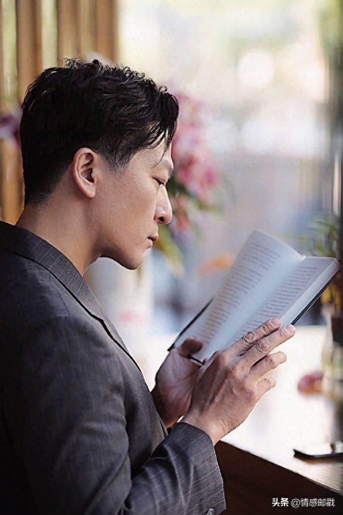 于毅画报组图，窗边读书品味咖啡，俊朗五官彰显型男硬汉魅力