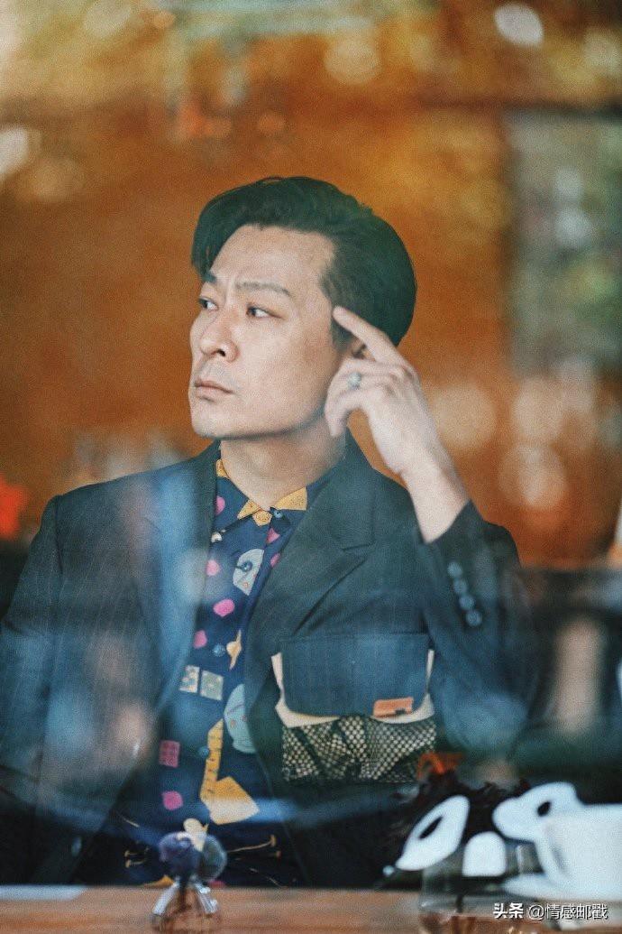 于毅画报组图，窗边读书品味咖啡，俊朗五官彰显型男硬汉魅力