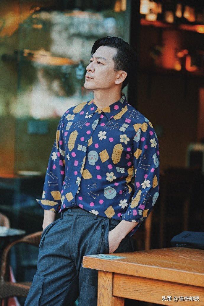 于毅画报组图，窗边读书品味咖啡，俊朗五官彰显型男硬汉魅力