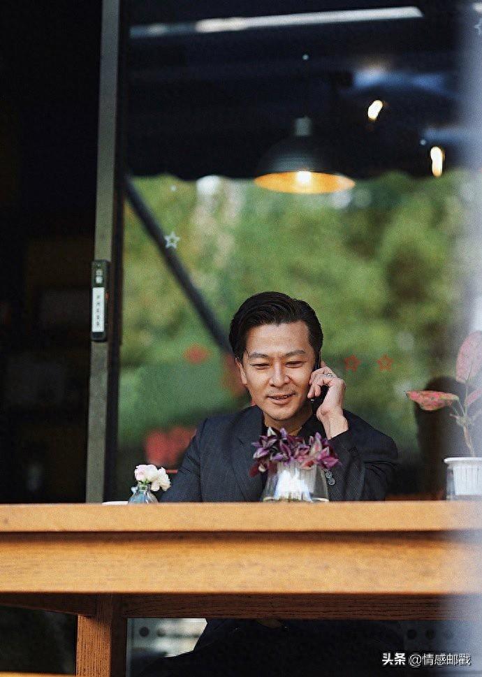 于毅画报组图，窗边读书品味咖啡，俊朗五官彰显型男硬汉魅力