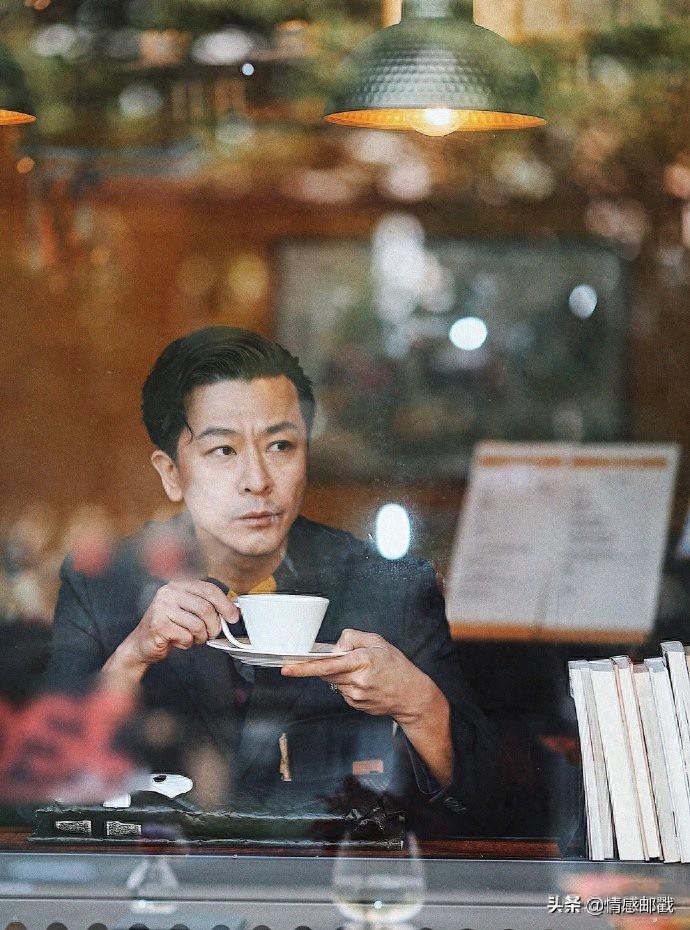 于毅画报组图，窗边读书品味咖啡，俊朗五官彰显型男硬汉魅力