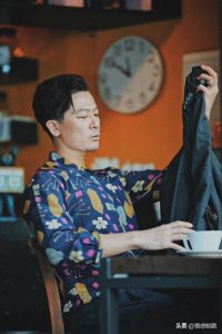 ​于毅画报组图，窗边读书品味咖啡，俊朗五官彰显型男硬汉魅力