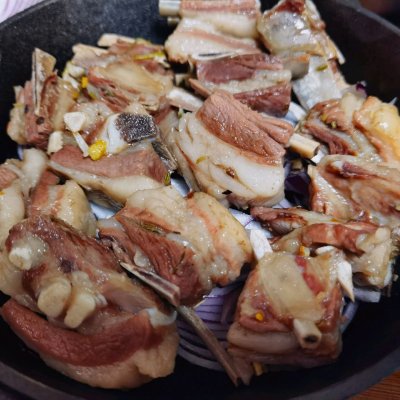 羊排的烤制方法（五步学会烤羊排干香不油腻）