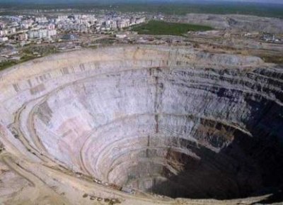 ​老人死后7个女儿办葬礼 黑狗撞死在棺材前 开口说出死亡原因