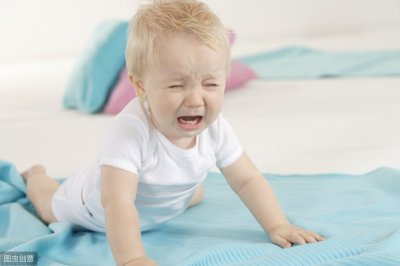 ​疱疹性咽颊炎的症状及治疗 夏季疱疹性咽峡炎高发，治疗和预防措施在这里，家长