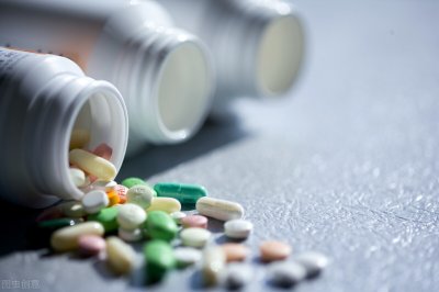 ​慢性肾炎吃什么药有效（慢性肾病吃复方酮酸片，能降尿蛋白还是血肌酐？医生说