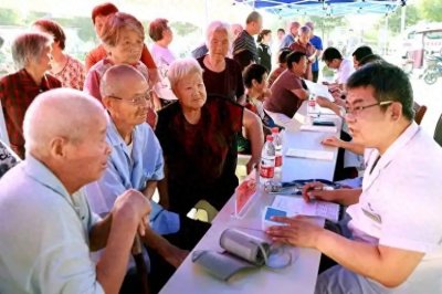 ​乡村医疗改革，优化乡村卫生室，提高村医待遇