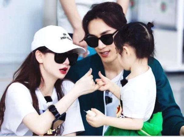 母女长得太像了!李承铉带女儿探班,戚薇和lucky隔空比心超有爱