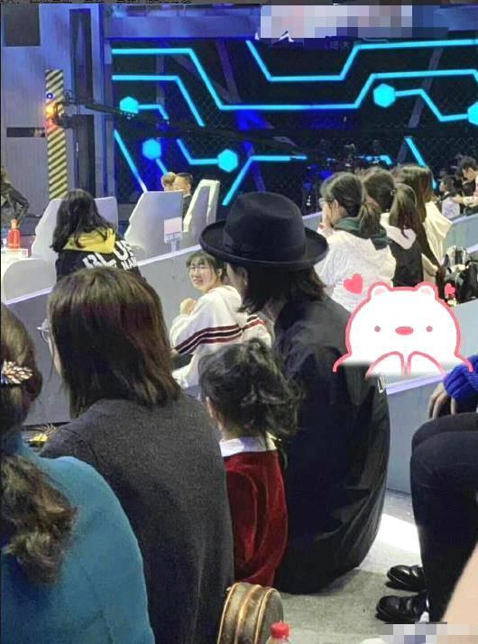 母女长得太像了!李承铉带女儿探班,戚薇和lucky隔空比心超有爱