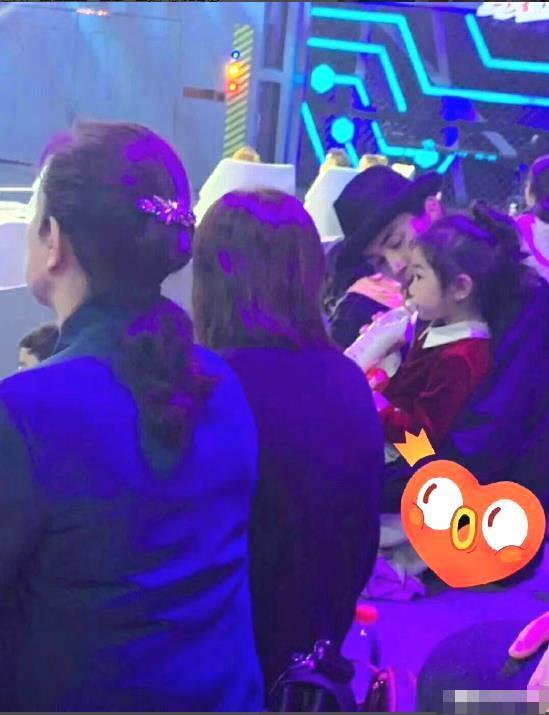 母女长得太像了!李承铉带女儿探班,戚薇和lucky隔空比心超有爱