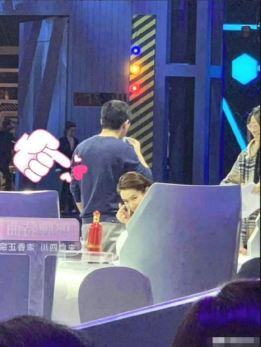 母女长得太像了!李承铉带女儿探班,戚薇和lucky隔空比心超有爱