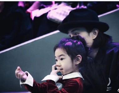 母女长得太像了!李承铉带女儿探班,戚薇和lucky隔空比心超有爱