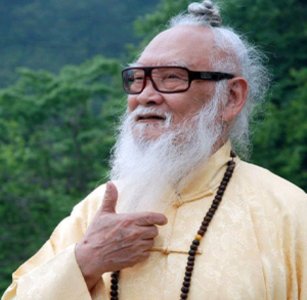 ​著名道学大师朱鹤亭，精通道学和中医，他的养生方法独特而有效