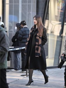 ​黑色丝袜搭配高跟鞋，春季的经典穿搭，也搭配出个性时尚的效果