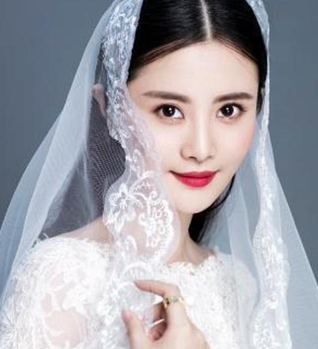 李光洁官宣结婚，小十岁太太是“欢乐颂”的她，美照曝出身材火